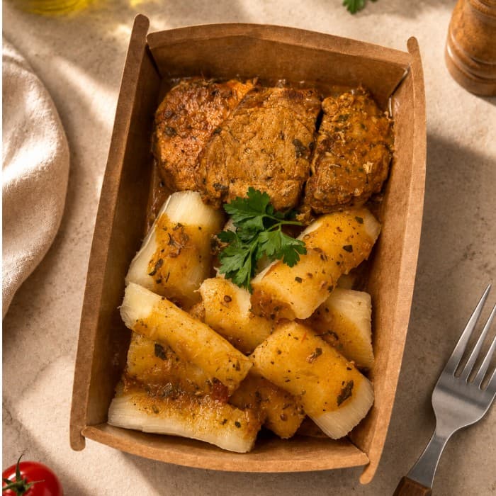 Suíno Barbecue com Aipim e Legumes